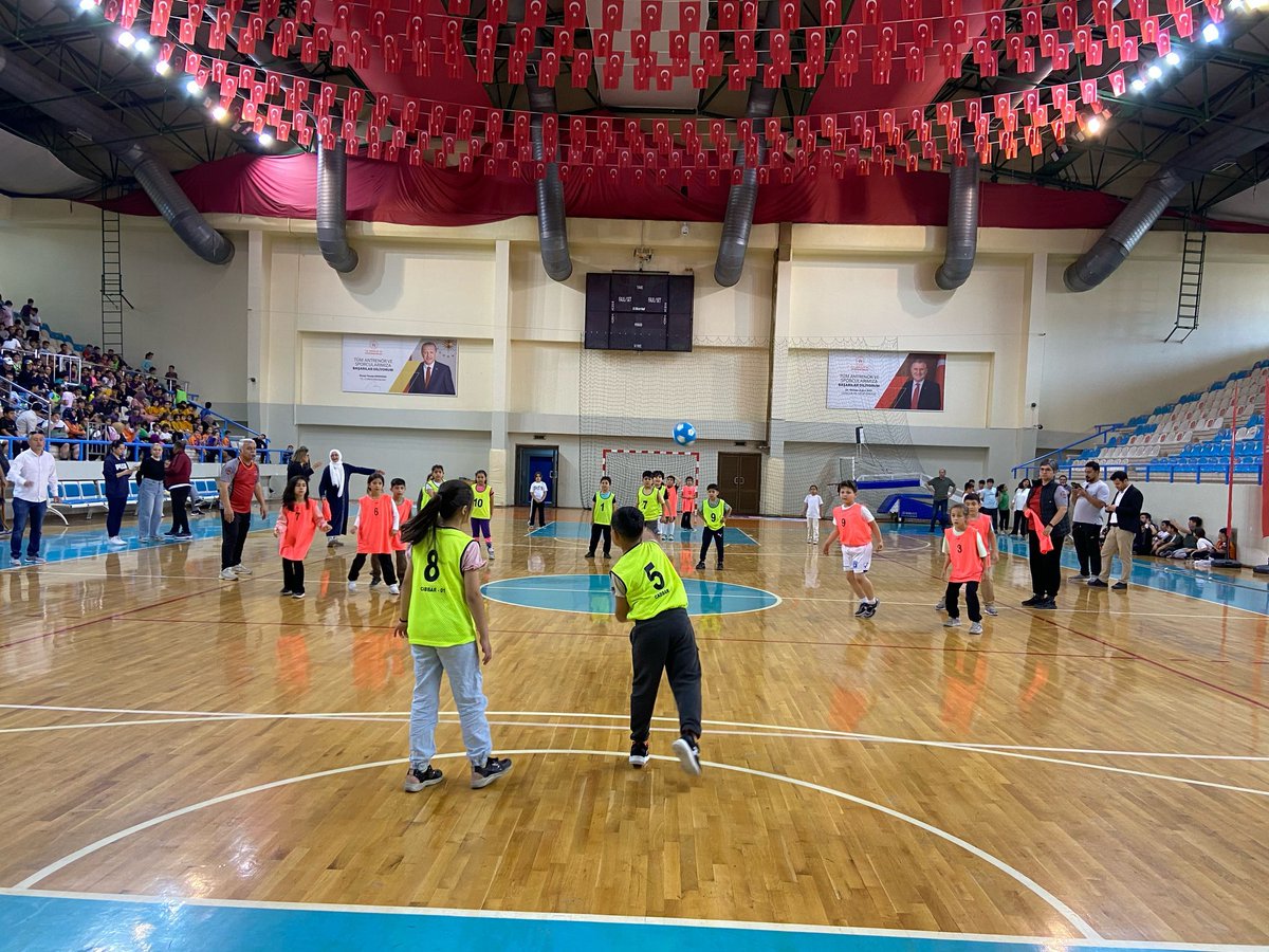 GSB_Adana's tweet photo. İFET ve Geleneksel Çocuk Oyunları kapsamında, Yüreğir İlçe Müdürlüğümüz tarafından düzenlenen etkinlikte yaklaşık 1000 Yüreğirli çocuk, uzman antrenörlerimizin gözetiminde doyasıya eğlendi!
Geleneksel oyunlarımızla büyüyen nesiller, hem eğlendi hem öğrendi. 👣🎯 https://t.co/0ExbpzG2lq