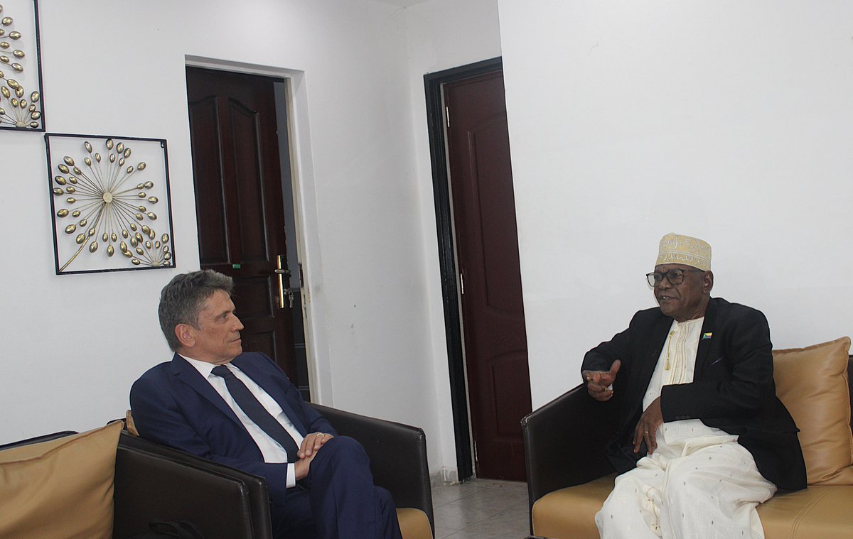 🇫🇷🤝🇰🇲vendredi 18 avril 2025 – Le Ministre de l’Intérieur, M. Mohamed Ahmed Assoumani, a reçu ce jour Son Excellence M. Sylvain Riquier, Ambassadeur de France en Union des Comores, dans le cadre d’une visite de courtoisie. 
facebook.com/share/p/16SL9M…