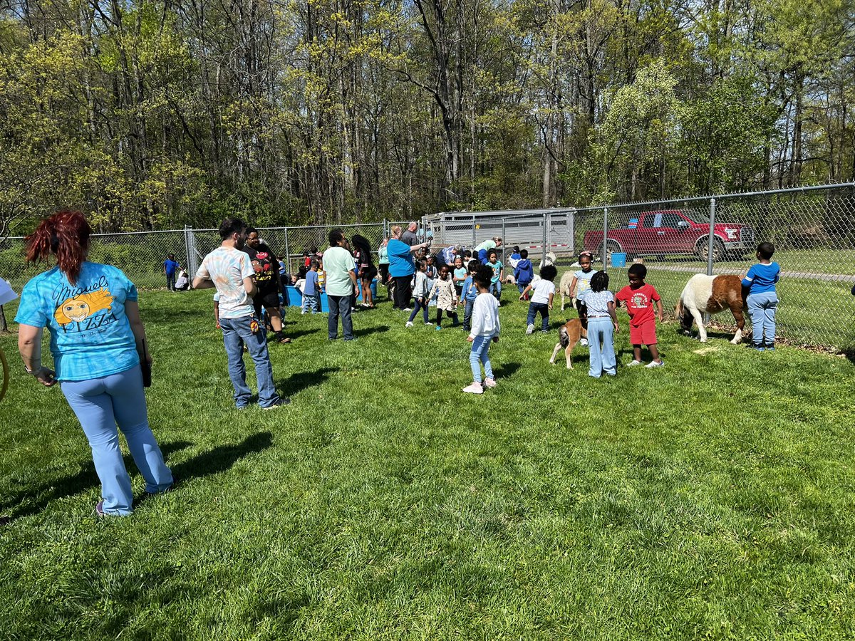 UnseldLearns's tweet photo. Our students are enjoying Farmer Steve and his animals today! https://t.co/Z98LXfvc9w