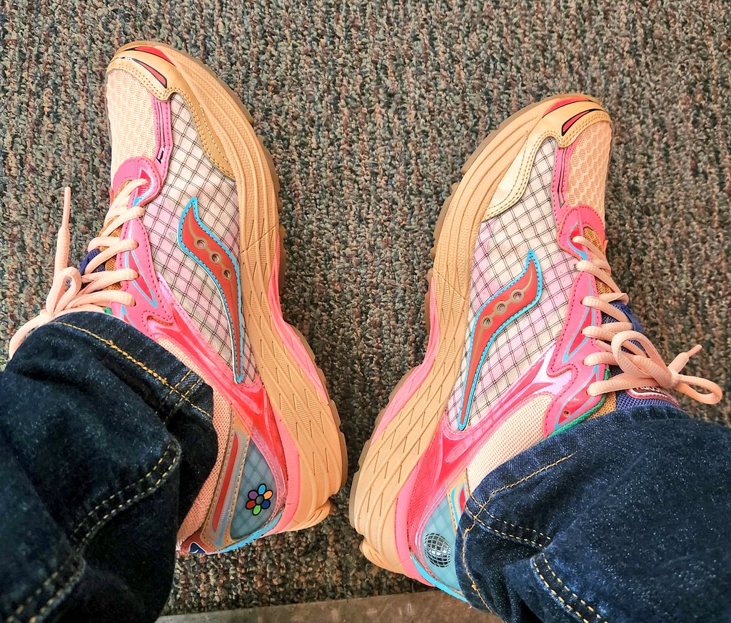 elsuperdaveo's tweet photo. Kicks of the day #kotd #saucony #jaetips #officekicks https://t.co/3XrRAZec1L