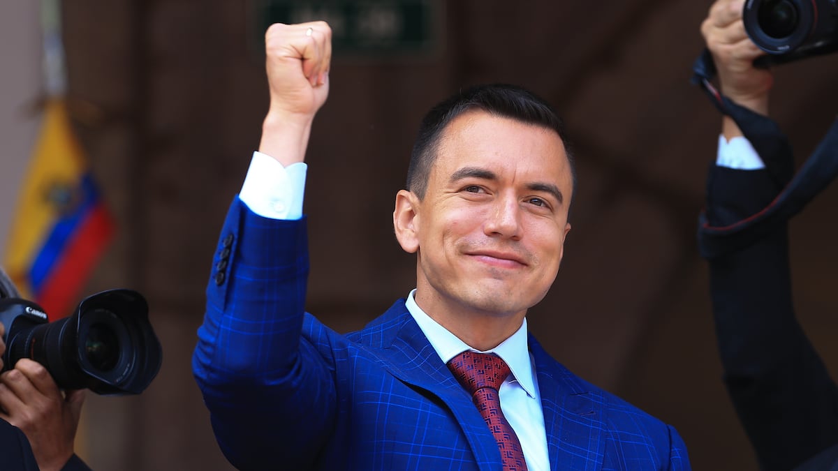 AlertaMundoNews's tweet photo. 🇪🇨 | ÚLTIMA HORA: Daniel Noboa es confirmado como presidente electo de Ecuador.

El Consejo Nacional Electoral ecuatoriano ha procesado el 100% de actas en las 24 provincias del país.

🟣 Daniel Noboa 55.62%.
🔵 Luisa González 44.38%. https://t.co/pNwocVreTC