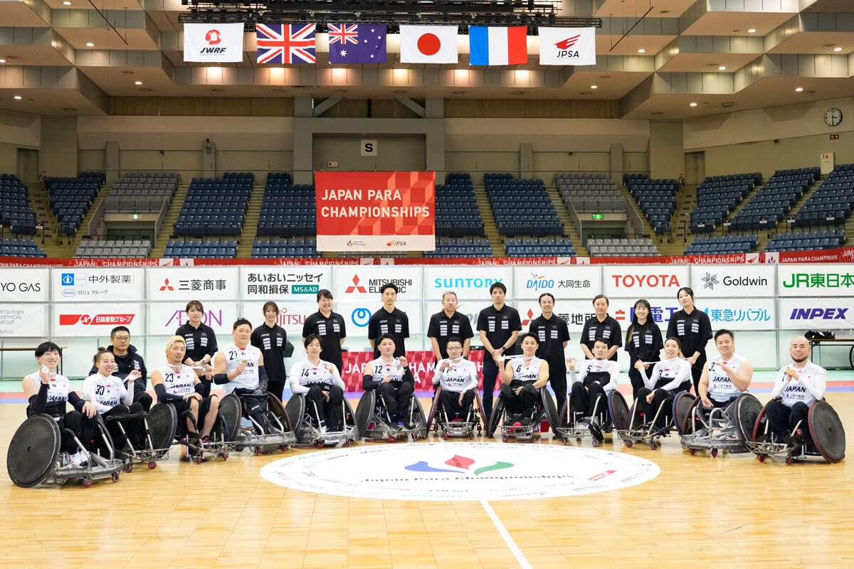 paraspoplus's tweet photo. 【快挙再び！車いすラグビー🏉日本代表が連覇へ始動】

パリ・パラリンピック金メダルの興奮冷めやらぬ中、日本代表が「2025ジャパンパラ車いすラグビー競技大会」で優勝🏆

ロス2028に向けた第一歩を、力強く踏み出しました👏

千葉で開催された本大会には、オーストラリア、イギリス、フランスなど世界の強豪が集結。

若手×ベテランの新布陣、日本は接戦を制しつつ5勝1敗で決勝進出。再びフランスと激突し、51-48で見事に頂点へ✨

#中町俊耶 選手、#乗松聖矢 選手、#橋本勝也 選手、#草場龍治 選手がみせた粘りのラインアップ、そして延長戦で魅せた #池透暢選手＆ #白川楓也 選手のコンビネーション。

さらにはデビュー戦の #月村珠実 選手＆ #青木颯志 選手も堂々のプレー。
月村選手は3歳の息子に“かっこいいママ”の姿を、青木選手は夢のパラリンピックへ向けて初の国際舞台で奮闘しました🔥

大会のレポートはコチラ▶︎
https://t.co/J2LvpK3CP6

次なる戦いは11月、アジア・オセアニア選手権です！

#車いすラグビー 
#パラスポーツ 
#パラリンピック 
#ロス2028
