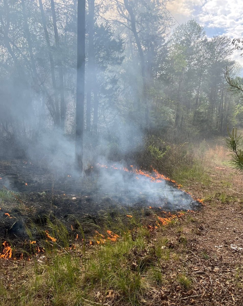 AnnieMDance's tweet photo. Brush fire contained in #Bostic, fire officials say. #RutherfordCountyNC #NCfire #WNC https://t.co/w48n5MCJxR