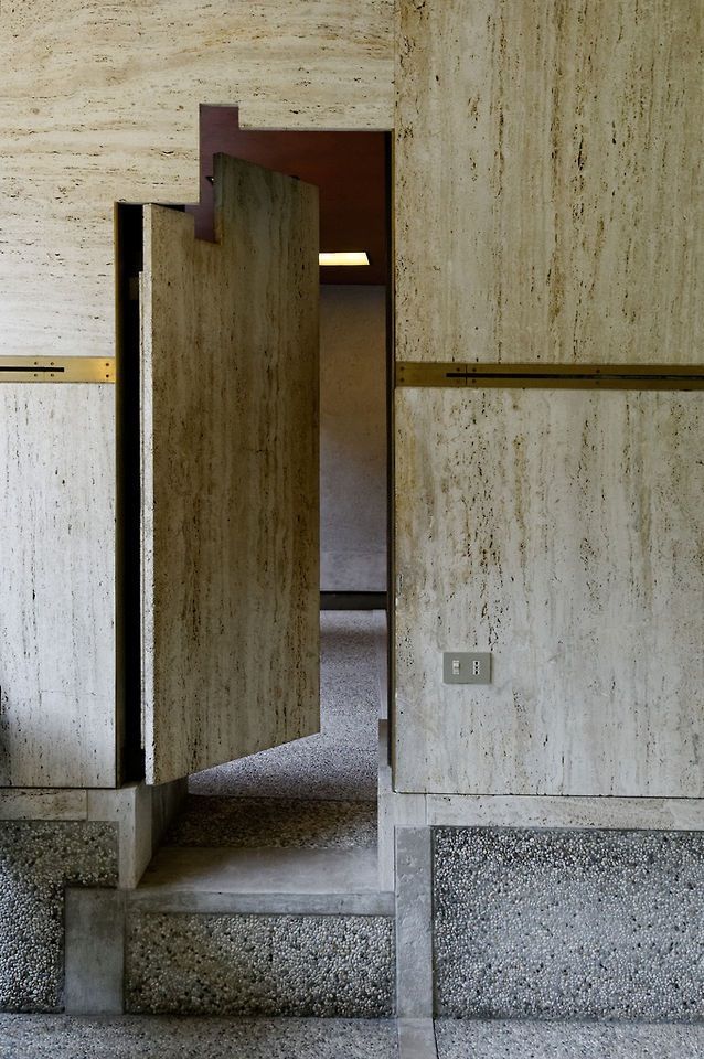 Speedmaster72's tweet photo. “La puerta es siempre un objeto encantado… permite la transición, la sorpresa, la aparición y la desaparición.” (Gaston Bachelard – La poética del espacio (1957))

Pocos como Carlo Scarpa pudieron materializar ese misterio.
#DoorsInArchitecture https://t.co/AsqB3BUoac