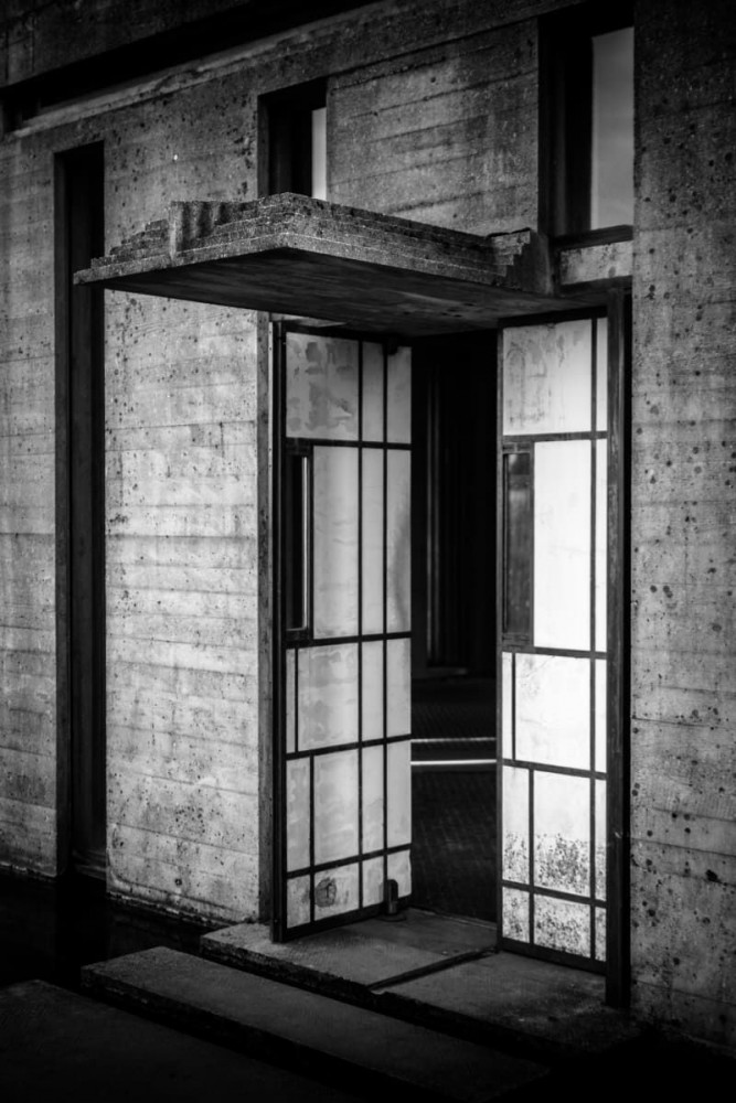 Speedmaster72's tweet photo. “La puerta es siempre un objeto encantado… permite la transición, la sorpresa, la aparición y la desaparición.” (Gaston Bachelard – La poética del espacio (1957))

Pocos como Carlo Scarpa pudieron materializar ese misterio.
#DoorsInArchitecture https://t.co/AsqB3BUoac