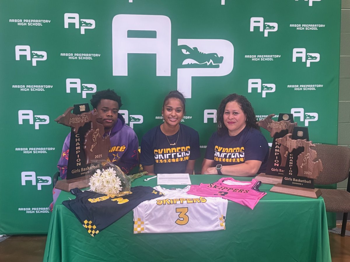 APGators's tweet image. Yesterday senior Autumn Pernell signed with St Clair Community College to continue her education and basketball career. Another great day to be a Gator!