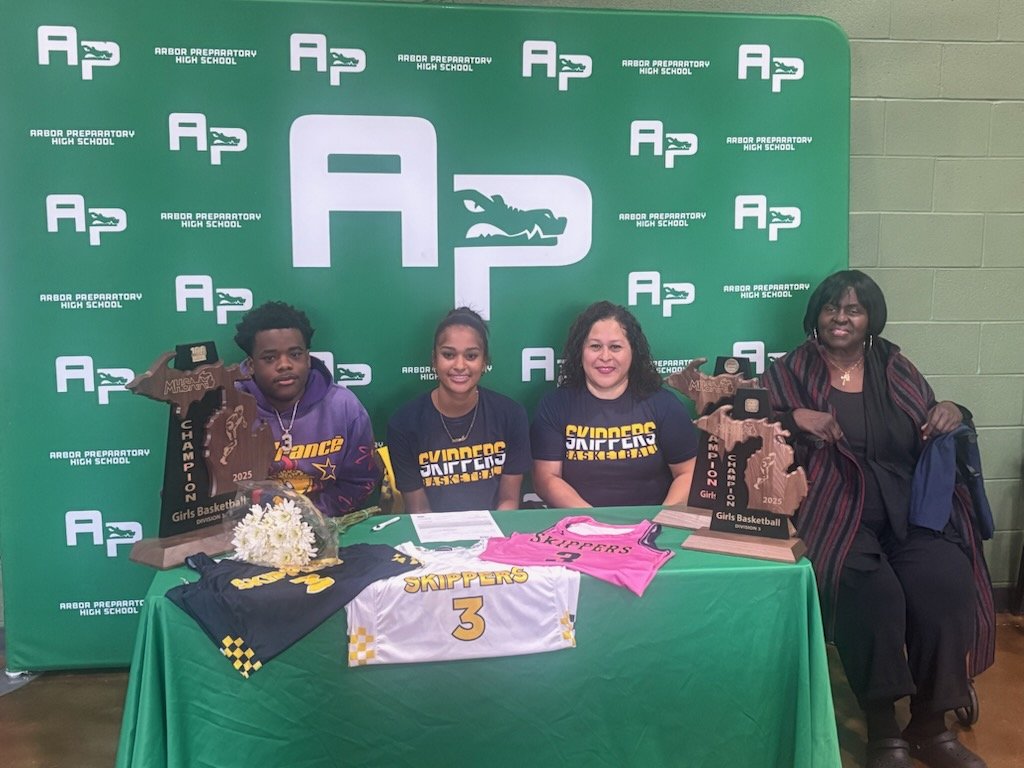APGators's tweet image. Yesterday senior Autumn Pernell signed with St Clair Community College to continue her education and basketball career. Another great day to be a Gator!