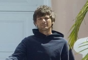 ele olhando bem pra câmera antes de beijar ela, ata bem, vai avisando