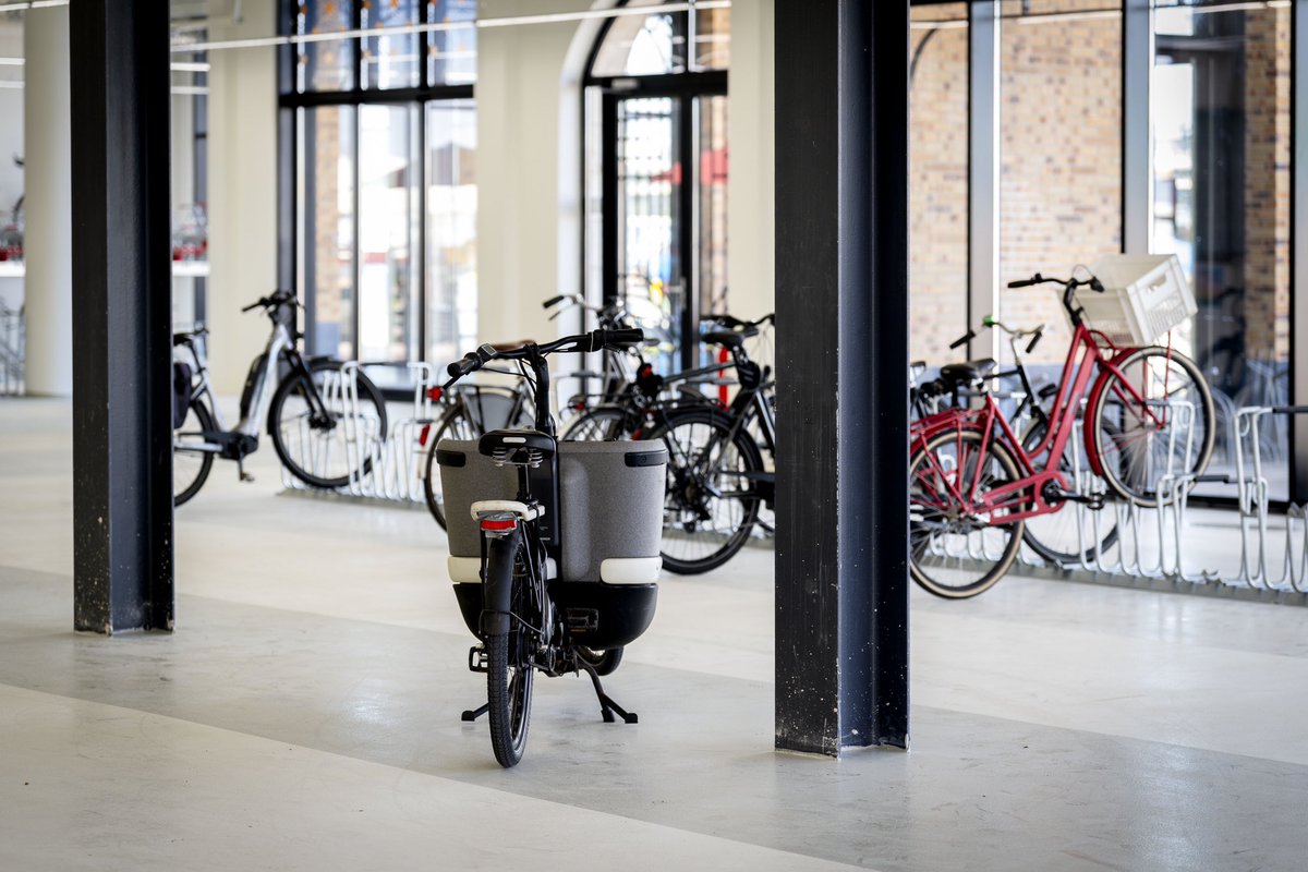 De fietsenstalling bij het Noorderstrand is geopend. Met ruimte voor 545 fietsen, kluisjes, oplaadpunten en toiletten. Het huren van een strandrolstoel of de Haagse Stadsfiets is hier ook mogelijk.

📅  7 dagen per week geopend van 9:00 tot 23:00 uur – in de zomer tot 2:00 uur