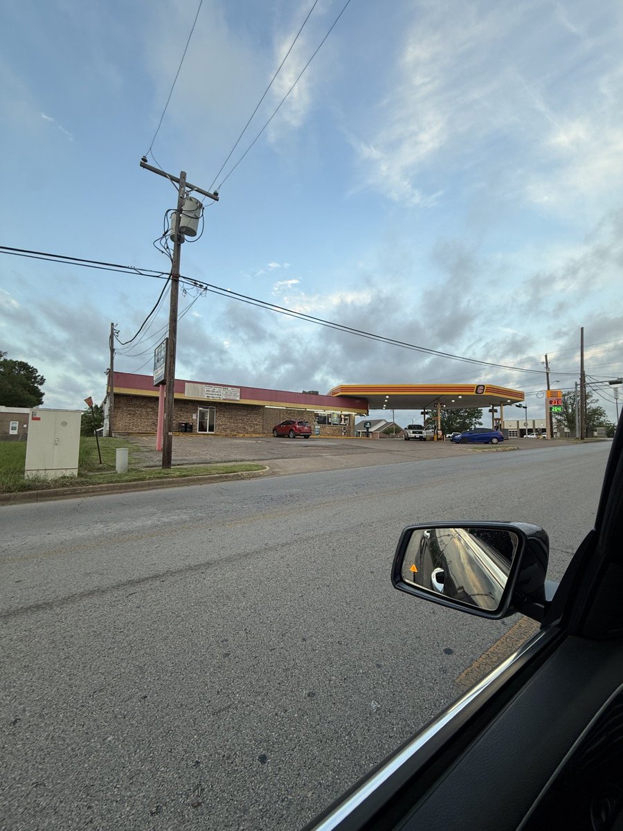 The 'ole Office / Gas Station / Laundry mat is still chugging along.

<a href="/realEstateTrent/">StripMallGuy</a> this is ideal.