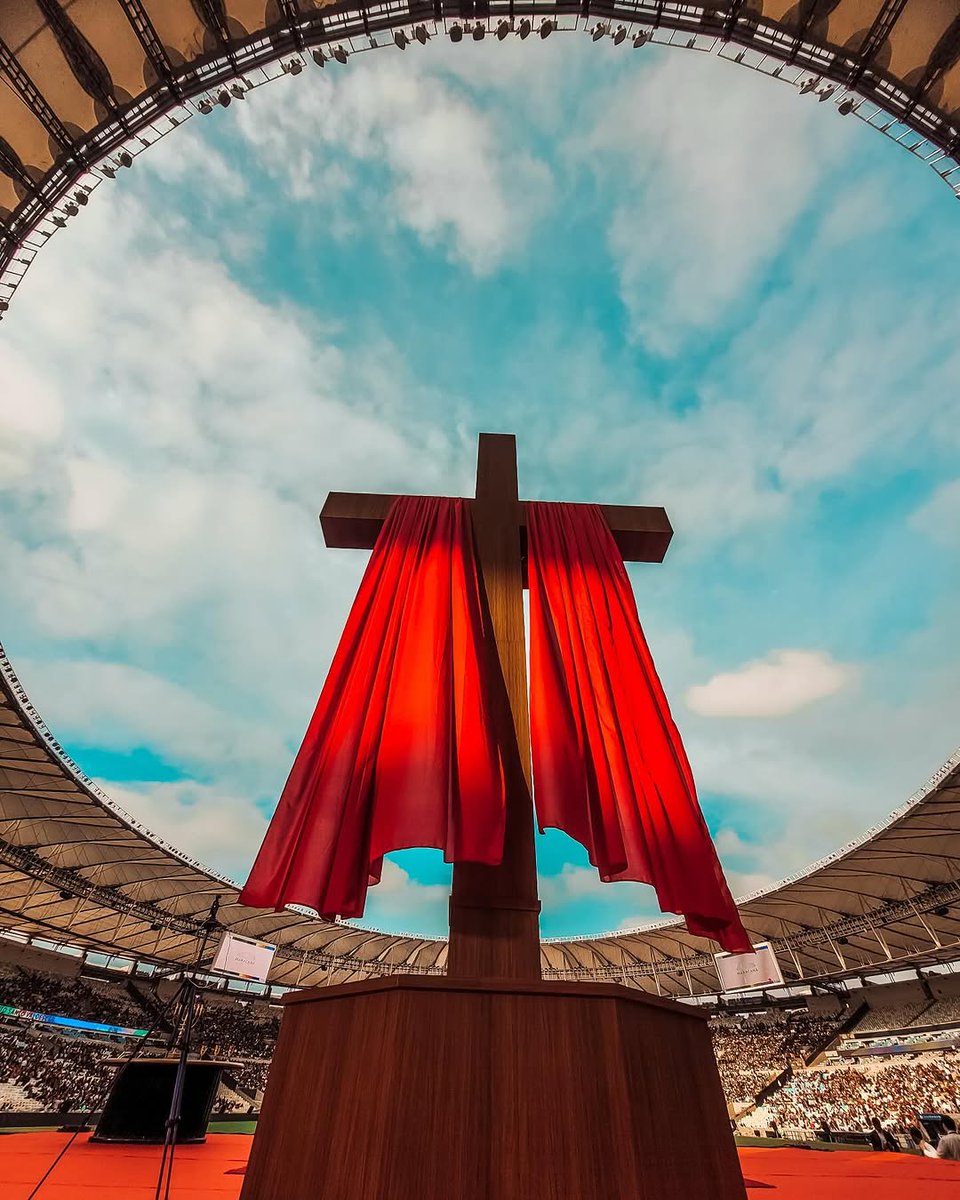 IgrejaUniversal's tweet photo. No Maracanã, também estamos nessa fé! #FamíliaAoPéDaCruz https://t.co/39unw27zma