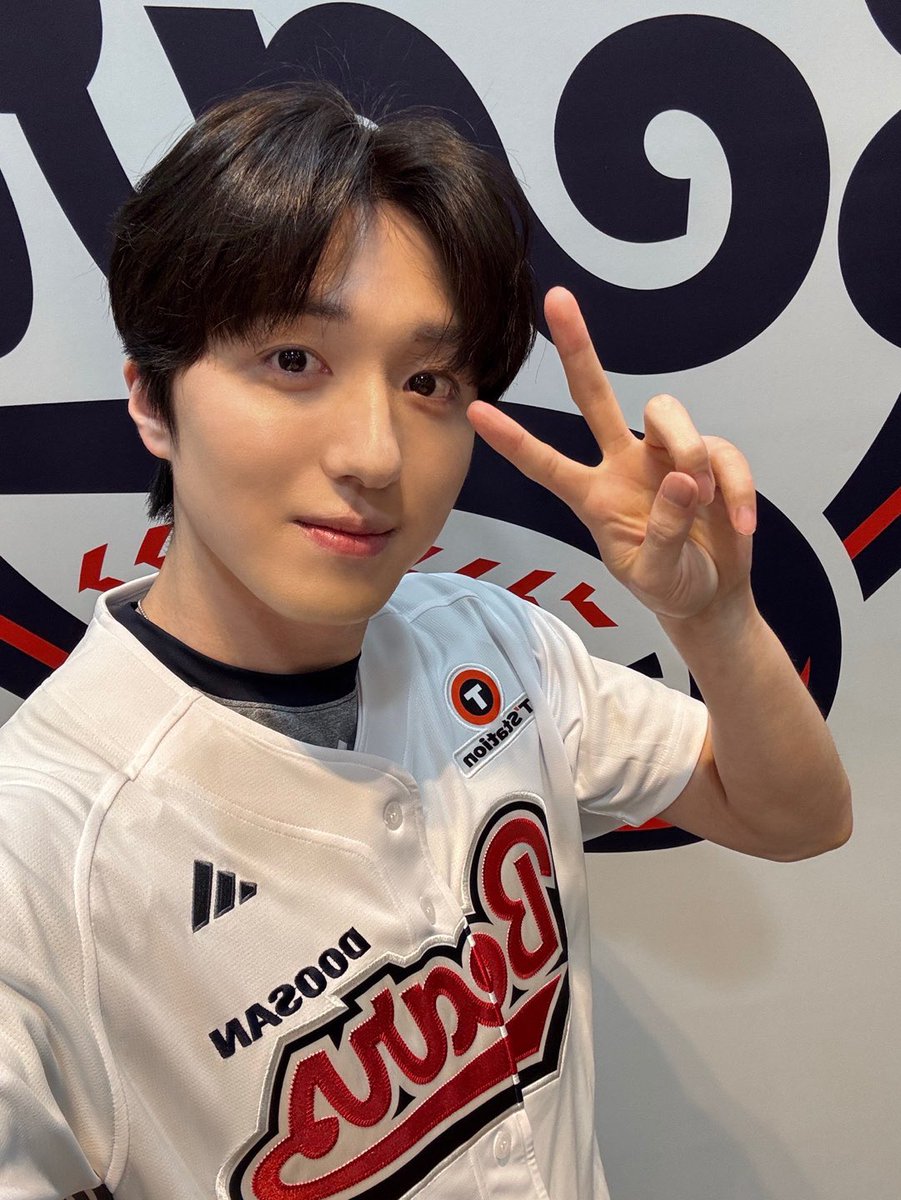 SF9official's tweet photo. 오늘 두산베어스팀의 시구를 할수있어 영광이었습니다!!선수분들 정말 고생많으셨고 응원해주신 팬분들도 고생하셨습니다!!오늘 경기 좋은결과에 너무 행복하네요ㅎㅎ앞으로도 응원하겠습니다!!

#SF9 #CHANI https://t.co/hkhxHzq0ha