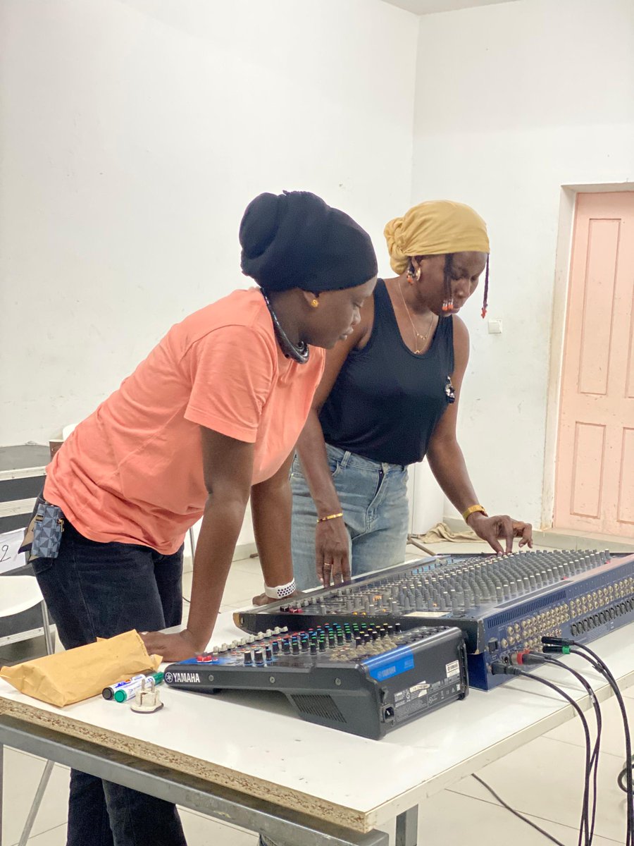 UNESCO_Dakar's tweet photo. Depuis près de 10 ans, l’ @UNESCO_fr appuie le 🇸🇳 dans le développement de référentiels métiers et de dispositifs de certification dans le secteur culturel.
Parce que l’#égalité est un moteur de transformation.
#Girls4Culture #SENETECH #FORMELLES
#Senegal https://t.co/yhmoC4XJ3s