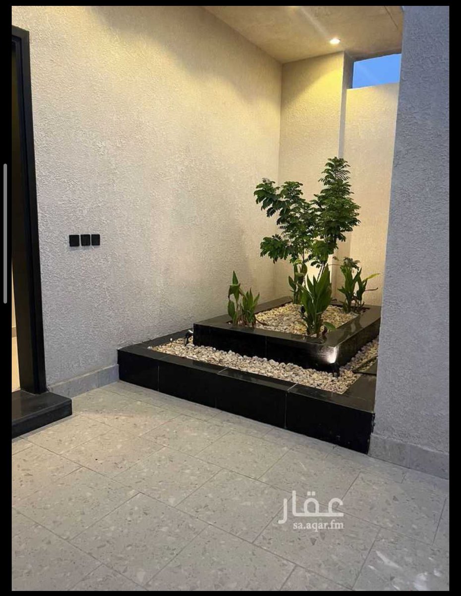 للايجار فيلا بالعارض
الدور الارضي : مجلس + مقلط + مطبخ + مستودع + غرفة خادمة +حوش خلفي بمسطحات خضراء
٣ دورات مياه +مصعد موسس
الدور الاول ٣ غرف نوم بدورات مياه
الدور العلوي : سطح مستقل واسع
المساحة 308 م
الواجهة غرب
عمر العقار جديدة
سعر الايجار 130 الف ريال دفعه 
دفعتين بـ 135 الف