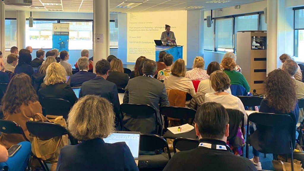 eTwinningFrance's tweet photo. 🔍 #eTwinning : des formations ancrées dans les réalités académiques : pilotage, langues vivantes, mobilité…
💡Découvrez comment les séminaires nationaux eTwinning accompagnent les acteurs de terrain dans leurs projets.
👉 Lire l’article sur notre site : https://t.co/srh2PHPYo9 https://t.co/FKySd3smUT