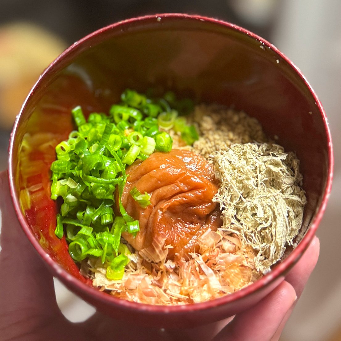 1000bero_net's tweet photo. “もう酒やめる…”と思った朝に食べる「梅干しの即席みそ汁」他、二日酔いレスキューレシピも5品収録しています。そして夜になると、何事もなかったかのようにまた酒を飲む。 https://t.co/LrSX2zsKxX