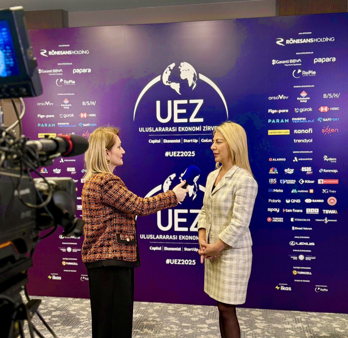 koccozlem's tweet photo. #uez2025 #uezsapanca #uluslararasıekonomizirvesi 

İlk günü keyifli röportajlarla tamamladık 

Ekotürk Tv de  - Ahu Orakçıoğlu ile - Yapay Zeka Teknolojileri ile eğitimin ve öğretmen rolünün dönüşümünü,

Ekonomist Dergisi Editörü - Özlem Bay ile 
Toplum 5.0 ve yapay zeka teknolojilerinin eğitime etkisini, 

Ekonomist Dergisi Haber Müdürü - Aram Ekin Duran ile, 
Sürdürülebilirlik konusunda eğitimin rolünü konuştuk.