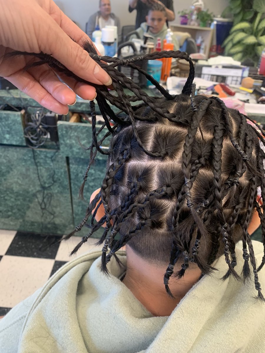 karinahairsalo1's tweet image. Good morning if you grows your hair . Here is an option braid’s will help to manage your hair book your appointment today by calling 703 931 0143 or at karinahairsalon.com walk-in are welcome #boxbraid #cornrows.#singlesbraids