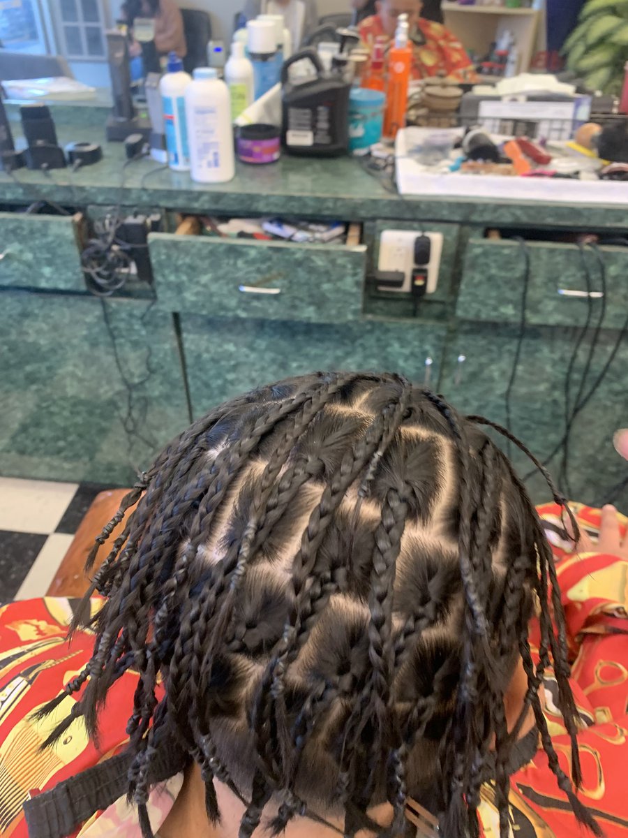 karinahairsalo1's tweet image. Good morning if you grows your hair . Here is an option braid’s will help to manage your hair book your appointment today by calling 703 931 0143 or at karinahairsalon.com walk-in are welcome #boxbraid #cornrows.#singlesbraids