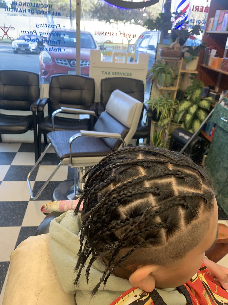 karinahairsalo1's tweet image. Good morning if you grows your hair . Here is an option braid’s will help to manage your hair book your appointment today by calling 703 931 0143 or at karinahairsalon.com walk-in are welcome #boxbraid #cornrows.#singlesbraids