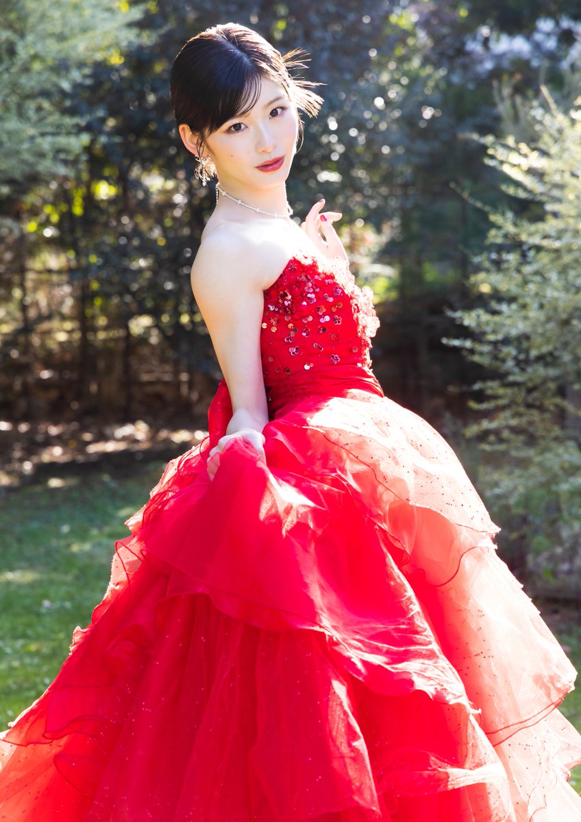 MusicCultureinf's tweet photo. 元AKB48浅井七海 
1st写真集『ナナミイロ』発売決定！
7色��「色」をテーマにした衣装とシチュエーションに挑戦！
🔗https://t.co/FlQvGptFyT 

浅井七海「AKB48 を卒業してから個人として形に残るものを発売してみたいと思っていたのでとっても嬉しいです！ 七海の"七"にちなんで"七色"のカラーを身にまとった私を撮影していただきました。 メイクもスタイリングもジャンルもいろいろやってみたくて、ギュッと一冊に詰め込みました！他にはあまりないタイプの私らしい写真集になりました。ぜひたくさんの方に届きますようにっ！」

#浅井七海 #ナナミイロ @_asainanami