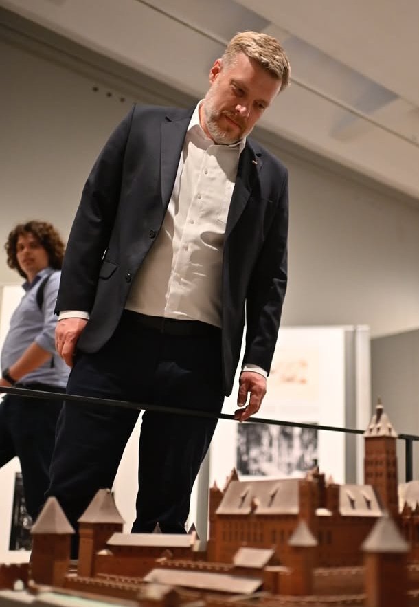 Adrian79879819's tweet photo. Zandberg w swoich naturalnych rozmiarach spoglądający na zamek w Malborku (nie na makietę!) https://t.co/gB2wfoQZuy