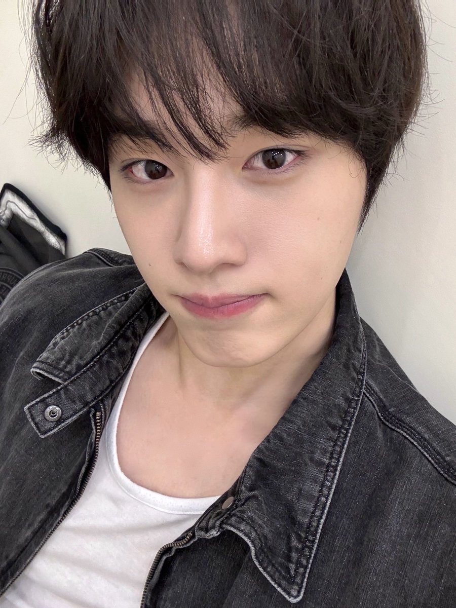 CIX_twt's tweet photo. 서기랑 향수 만들 사람🤍

#CIX #씨아이엑스 #현석 #윤현석 #서기 #막내 #FIX #픽스 #픽스내거 https://t.co/d4NvK7QvKH