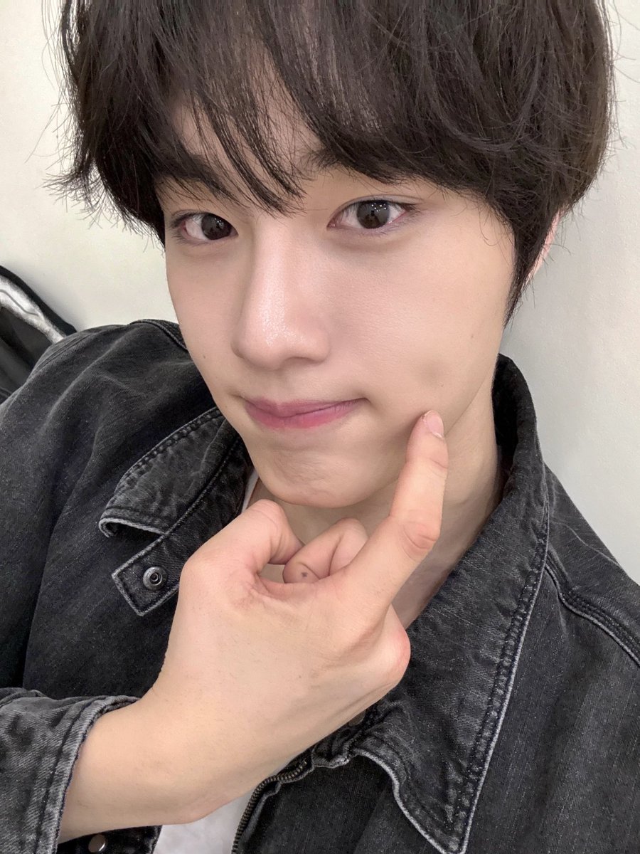 CIX_twt's tweet photo. 서기랑 향수 만들 사람🤍

#CIX #씨아이엑스 #현석 #윤현석 #서기 #막내 #FIX #픽스 #픽스내거 https://t.co/d4NvK7QvKH