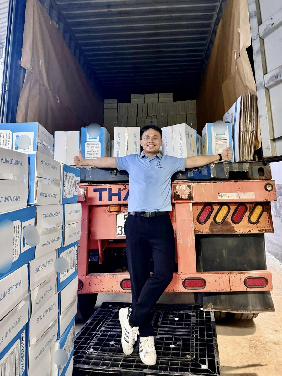 lenguyenthach's tweet photo. 👍Hạnh Phúc-Tự Hào-Hy Vọng tiếp tục đưa hàng Việt Nam ra thế giới🤗
👍Happiness – Honor – Hope to continue bringing Vietnamese products to the world!🤗
👍幸福 - 荣誉 - 希望，能够继续把越南商品带向世界!🤗 https://t.co/swO6rpk8fF
