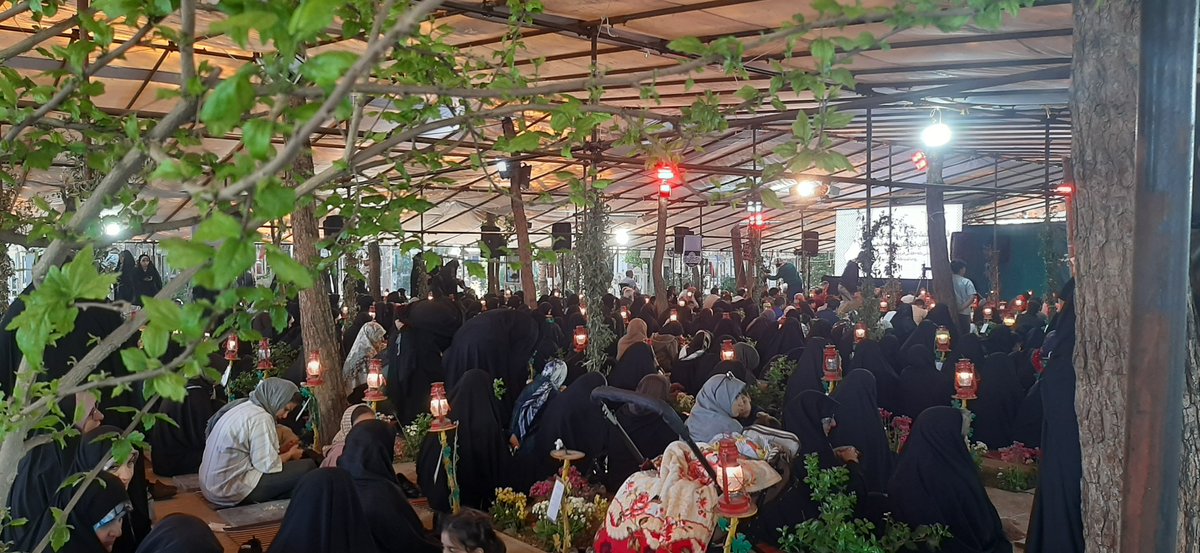 Zhraghobadi132's tweet photo. اونایی که میان #استغاثه، مثل ستاره‌های تو آسمون میدرخشن!
چون از تعطیلی روز جمعه‌شون میگذرن تا بیان این مراسم‌ و برای اومدن باباشون، امامشون، دعا کنن :)

#قرارجمعه‌ها
#ThePromisedSaviour https://t.co/iYhIh6bjGV