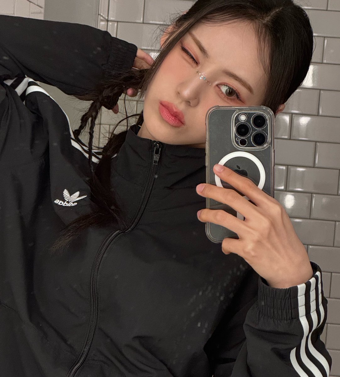 이분은아르테미스진솔님이시구요이셀카로말씀드리자면일단얼굴이진짜아름답구요아디다스져지를입음으로약간러시아일진냉미녀느낌을줍니다거기에윙크를함으로귀여움이한스푼추가되었구요마지막으로핸드폰을들고있는손을보시면곧게뻗어져있는손가락과마디뼈들이합쳐져느좋오브느좋의느낌을주는셀카입니