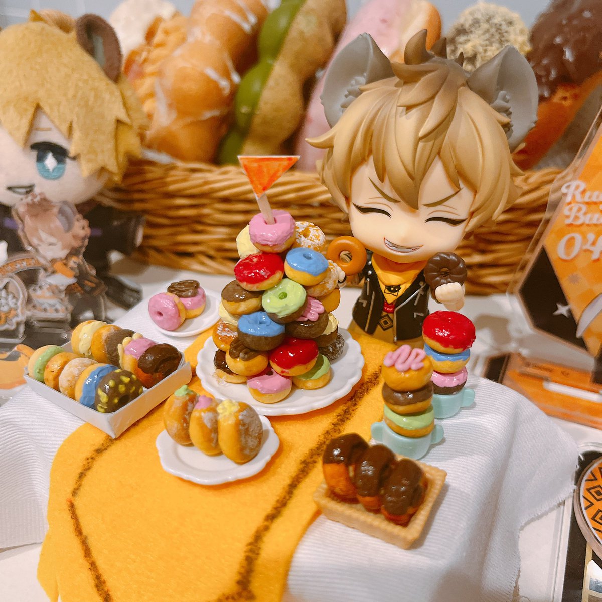 srtm_mog2's tweet image. 粘土でドーナツつくった！
ほんとはドール服も作って7章ラギにしたかったけど間に合わなかった…！😭