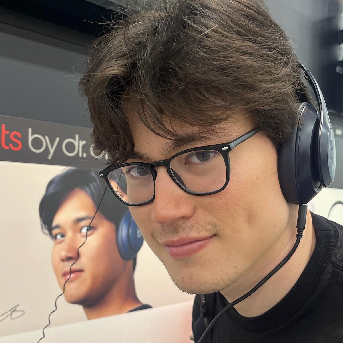 q_ridge's tweet photo. 息子のオオタニ・チャレンジ。オオタニ選手を見たら必ず同じポーズで写真を撮る。流行っているの？ https://t.co/hKyyRjDhIn