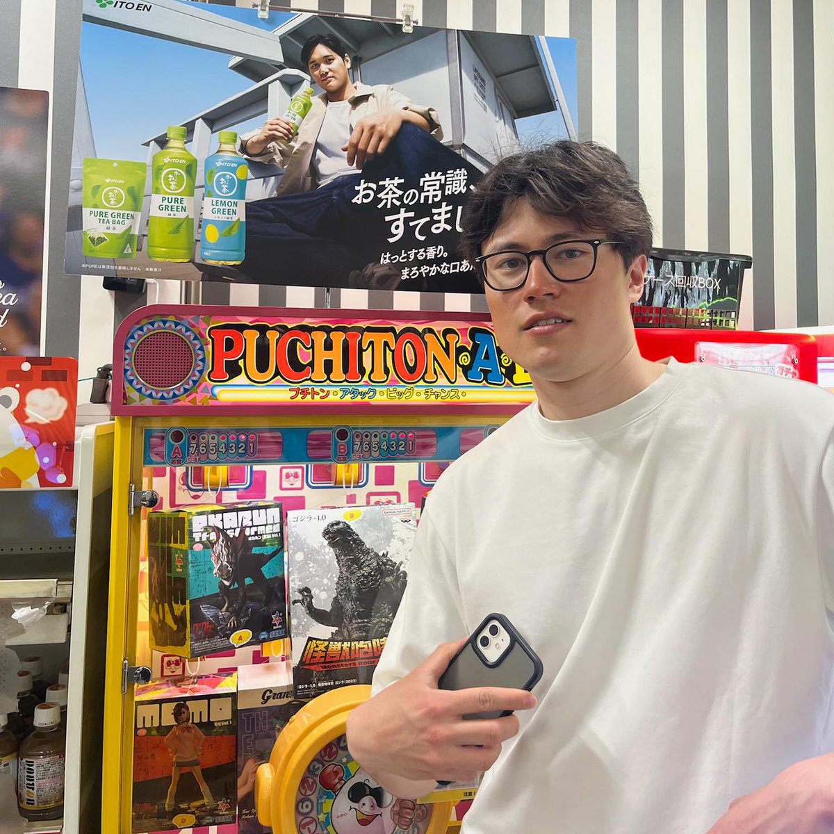 q_ridge's tweet photo. 息子のオオタニ・チャレンジ。オオタニ選手を見たら必ず同じポーズで写真を撮る。流行っているの？ https://t.co/hKyyRjDhIn