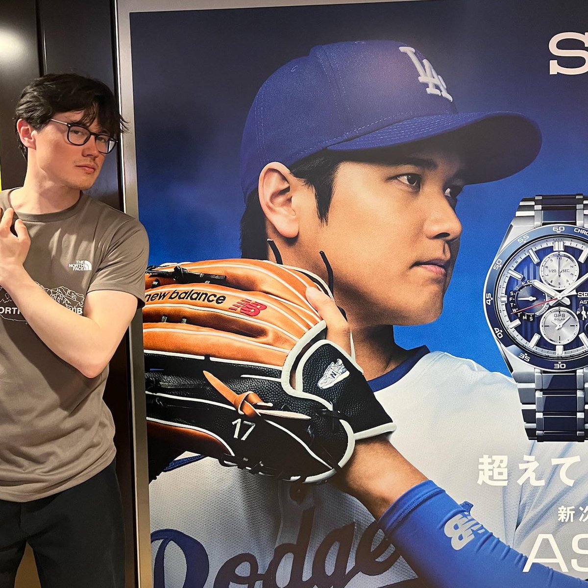 q_ridge's tweet photo. 息子のオオタニ・チャレンジ。オオタニ選手を見たら必ず同じポーズで写真を撮る。流行っているの？ https://t.co/hKyyRjDhIn