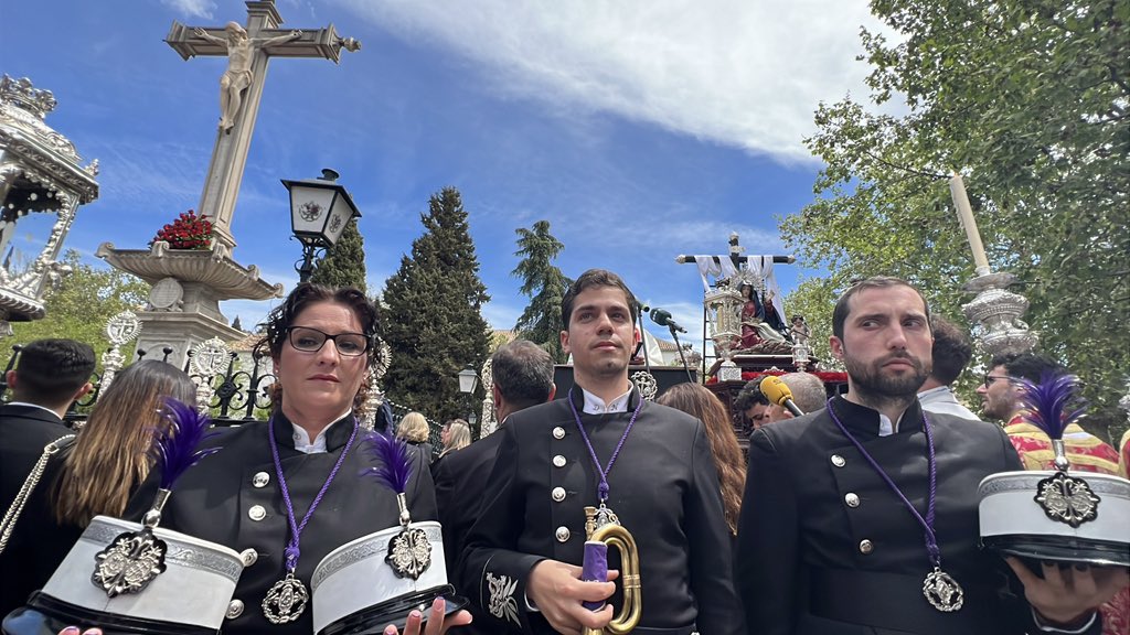 🔴#AhoraDirecto🟣 #SSantaGR25 | Manuel Chamorro, tres años en la <a href="/amdulcenombre/">AM Dulce Nombre</a>, ha sido el encargado de hacer sonar el cornetín en el Campo del Príncipe con el que Granada ha rememorado la muerte de Cristo 

ahoragranada.com/noticias/grana…