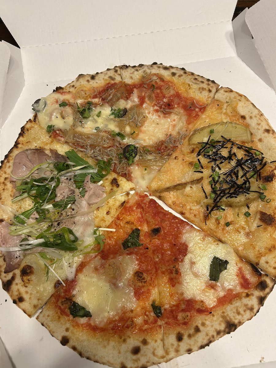 yas69sugar's tweet photo. 月に1回お楽しみの贅沢!
お気に入りのキッチンカーピザ
Portareさんのピザ最高☆
#portare
#マルゲリータ
#明太子とポテト
#淡路島の甘玉ねぎとシラス
#埼玉県産黒豚のローストポークと九条ねぎ https://t.co/oWYq3uP4nl