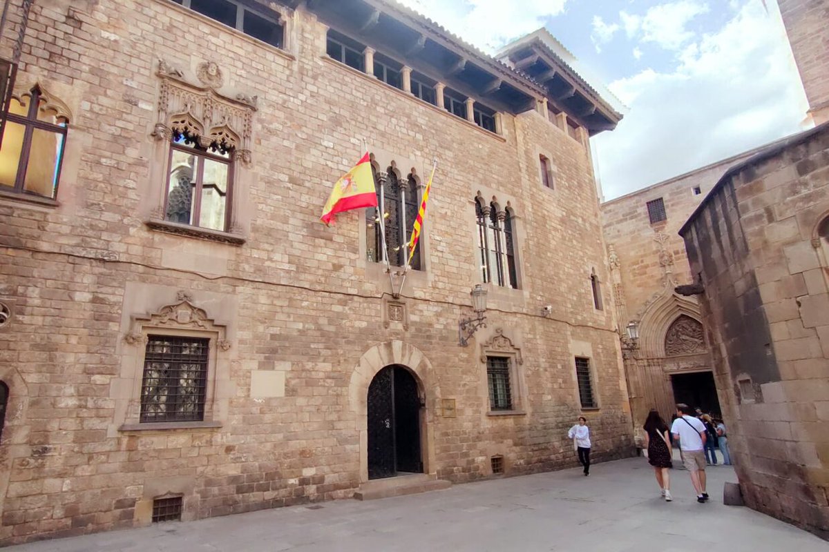 XaioTro's tweet photo. @josepalay @Esquerra_ERC @socialistes_cat L’edifici no es fa servir cm a residència estable d’ençà d l presidència d Josep Tarradellas –amb l’excpció dl confinament del president @QuimTorraPla durant la pandèmia d l covid– Fins fa ben poc, l’entrada a l’edfici era prsidida pr 1 senyera, prò ara tmbé hi h l smbol espanyol https://t.co/j5aViYM7QA