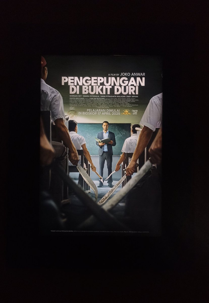 imfibr's tweet photo. Screening film #PengepungandiBukitDuri bareng komunitas Movierese!

Filmnya: 🤯😱😳😲🔪🔨🐷🐽🤯🤬🐷🐽

Yang suka fim drama-thriller nonton sih karena bagbigbugduar 

dan plot twist nya ketauannya sebelum "itu"  jadi gue yg nonton malah kasian padahal kaaan :(

bravo @jokoanwar https://t.co/E8oVFT0NO0