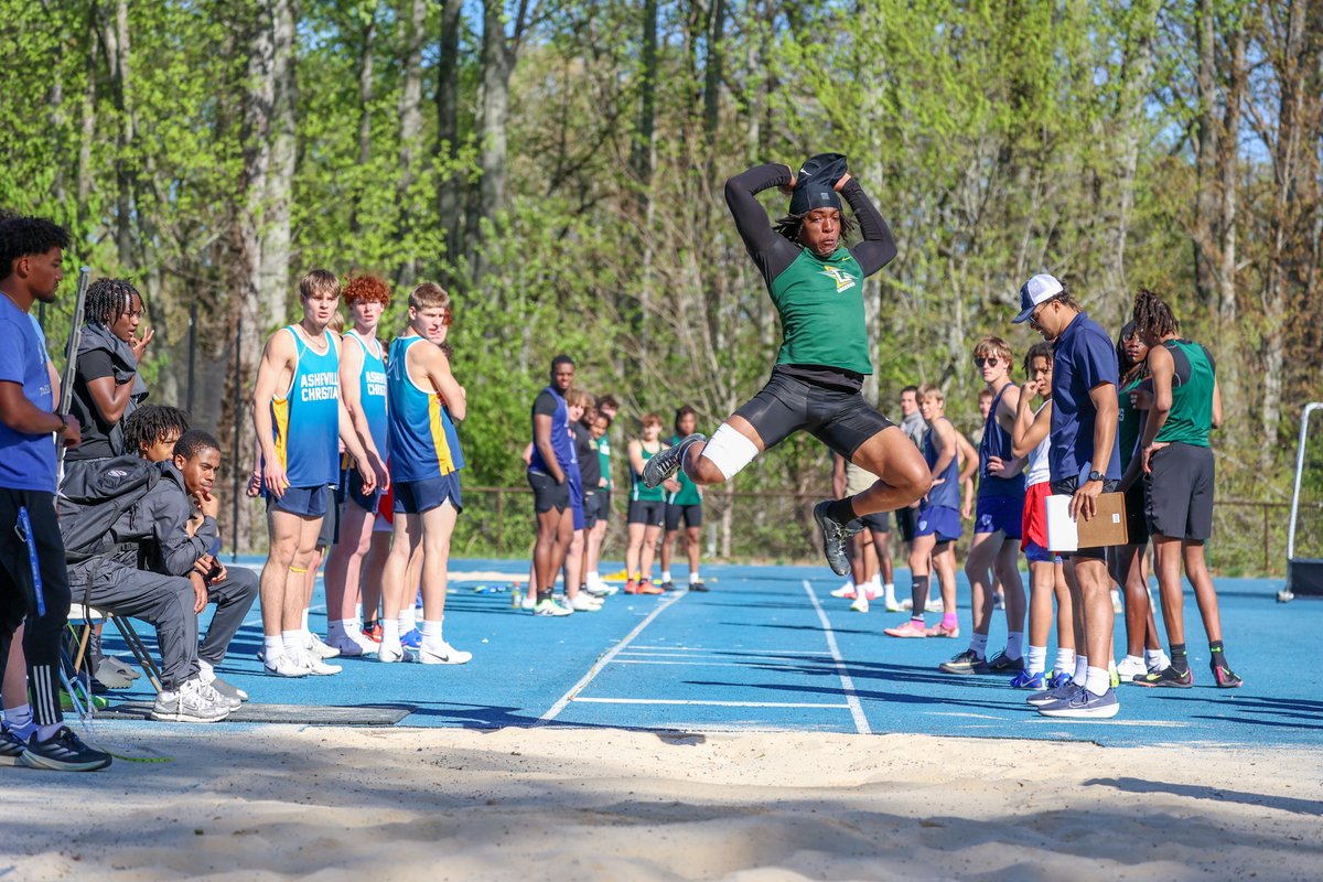 greeniesports's tweet photo. Dawson Thompson β25 outthrew his personal record in the discus by 15 feet and Christ School track had four other event winners in Wednesdayβs Carolinas Athletic Association meet at Asheville School. https://t.co/qIJi9tL6ta #GoGreen #asheville #avlsports #hstrack #ncisaa https://t.co/6YLm2evOcO