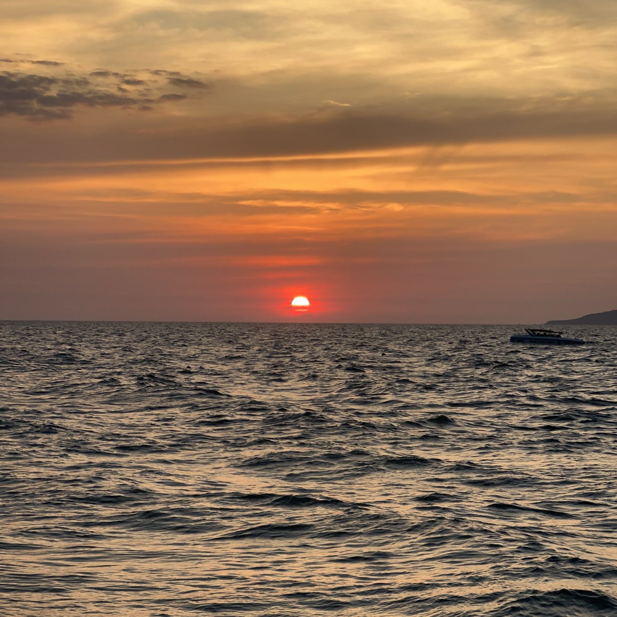 “ชอบใครให้ชวนไปทะเล”
เป็นประโยคบอกรัก :—)