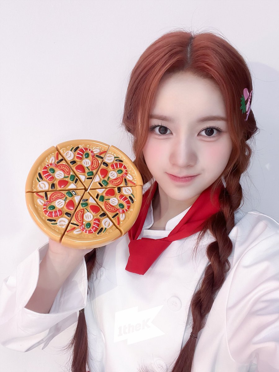 fairyelisia's tweet photo. 1theK Update with our very own Ellie! 💖 who has transformed into the most adorable chef! 👩🏻‍🍳🍕 

#엘리시아 #ELISIA #유니스 #UNIS https://t.co/TLWJtFCxCl