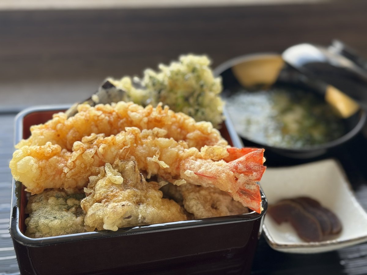 sawaralaque's tweet photo. 隠れファンの多いラクエの天丼が
天重になりました✨ https://t.co/R8SIi4ir92
