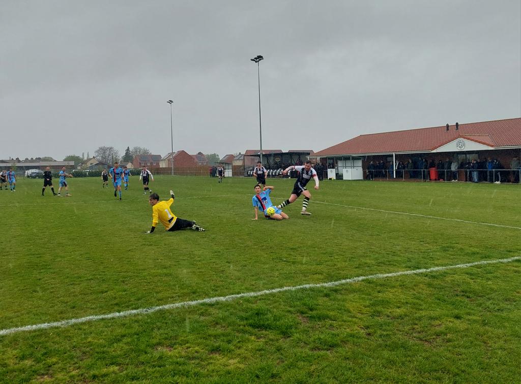 sblack83's tweet image. Match 87 of 2024/25:
⚫️⚪️ MIDDLEZOY ROVERS 2️⃣
Winter (18), Lismore (76)
🔵🔵 BISHOPS LYDEARD 0️⃣
🏆 South West Peninsula League Premier East
🏟 The Aerodrome Westonzoyland (#293)
🎟 £6 | £0
📖 £1.50
👥️️ 80 (hc)
@middlezoyrovers @_BLAFC_ @swpleague