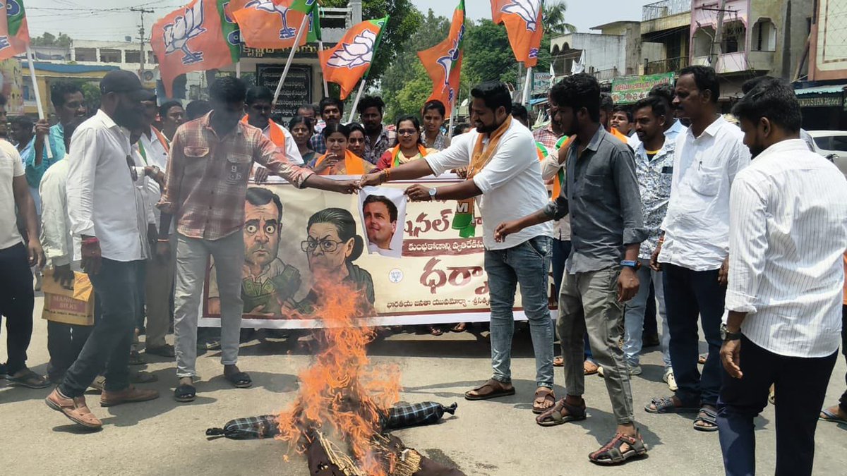 BJYM4Andhra's tweet photo. నేషనల్ హెరాల్డ్ కుంభకోణంలో సోనియా గాంధీ మరియు రాహుల్ గాంధీ లపై చార్జ్ షీట్ దాఖలైన తరుణంలో కాంగ్రెస్ పార్టీ చేస్తున్న రాద్ధాంతానికి నిరసనగా శ్రీ సత్యసాయి జిల్లా @BJYM అధ్యక్షుడు రవితేజ రెడ్డి గారి ఆధ్వర్యంలో హిందూపురంలో రాహుల్ గాంధీ దిష్టి బొమ్మ దగ్ధం చేసిన BJYM నాయకులు https://t.co/DSQzax3p0S