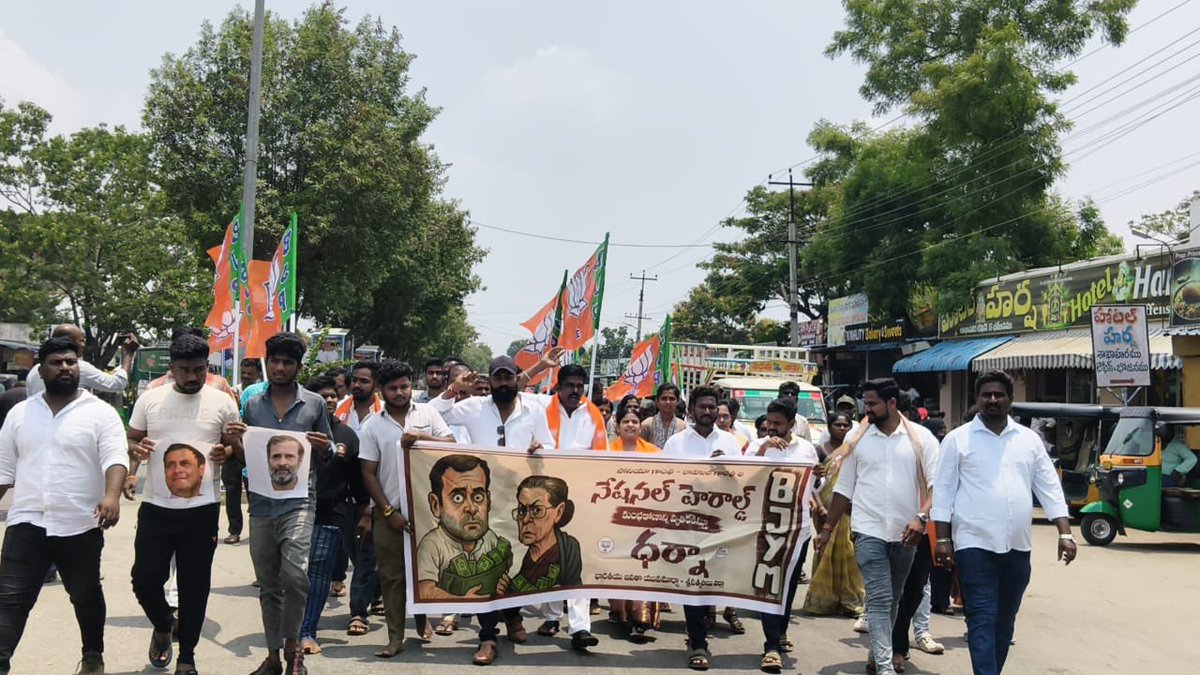 BJYM4Andhra's tweet photo. నేషనల్ హెరాల్డ్ కుంభకోణంలో సోనియా గాంధీ మరియు రాహుల్ గాంధీ లపై చార్జ్ షీట్ దాఖలైన తరుణంలో కాంగ్రెస్ పార్టీ చేస్తున్న రాద్ధాంతానికి నిరసనగా శ్రీ సత్యసాయి జిల్లా @BJYM అధ్యక్షుడు రవితేజ రెడ్డి గారి ఆధ్వర్యంలో హిందూపురంలో రాహుల్ గాంధీ దిష్టి బొమ్మ దగ్ధం చేసిన BJYM నాయకులు https://t.co/DSQzax3p0S
