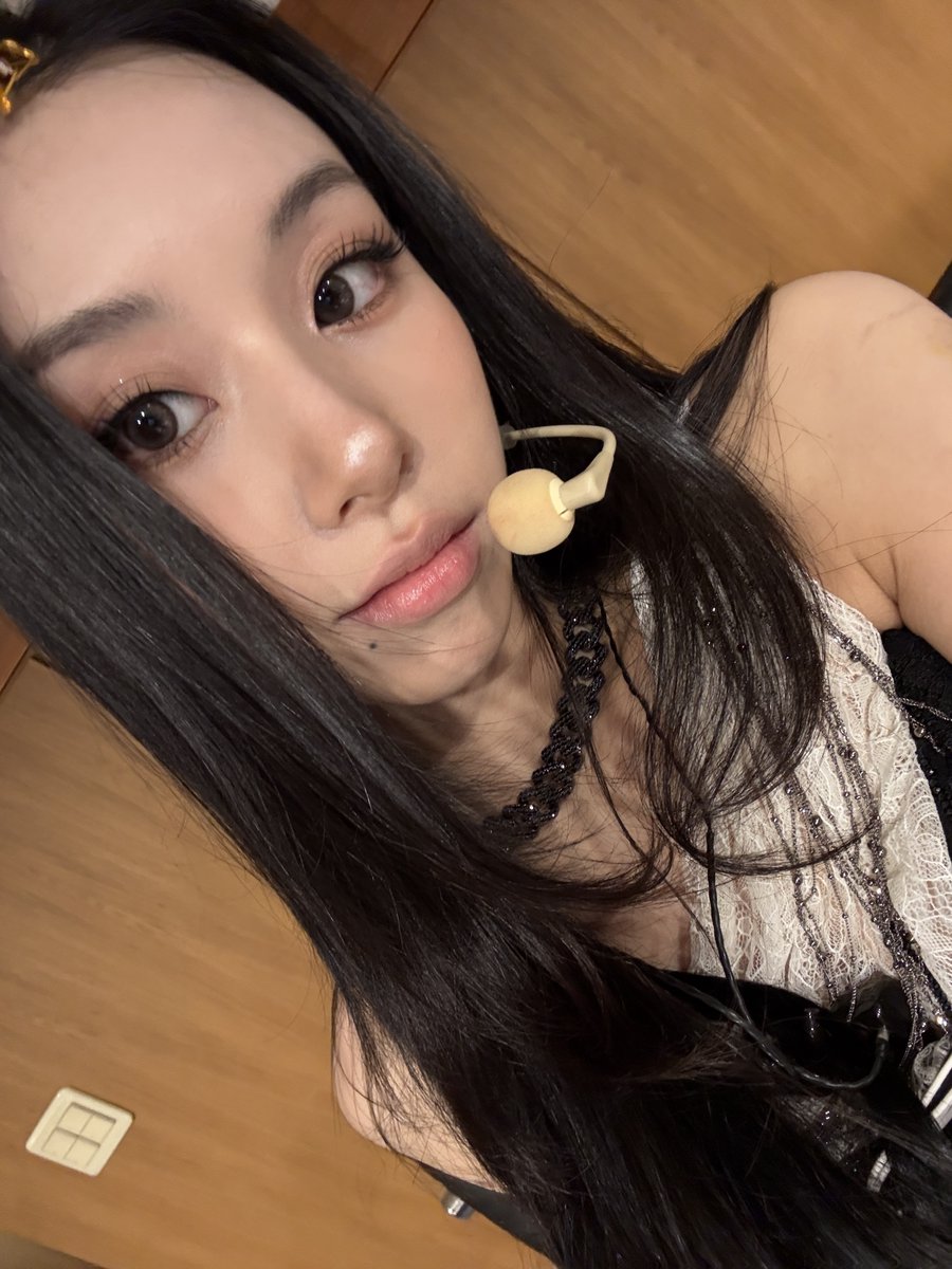 godmitzu's tweet photo. CHAEYOUNG SELCA SHE'S SO PRETTY https://t.co/cWo3rVknXH