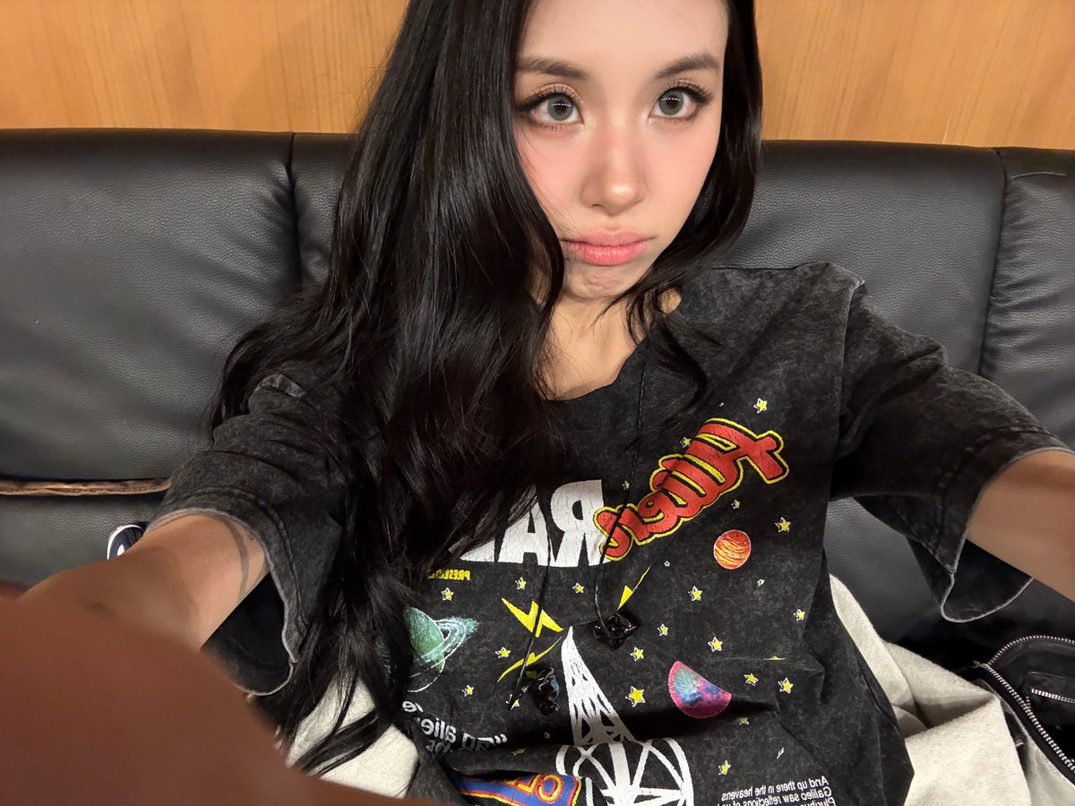 godmitzu's tweet photo. CHAEYOUNG SELCA SHE'S SO PRETTY https://t.co/cWo3rVknXH