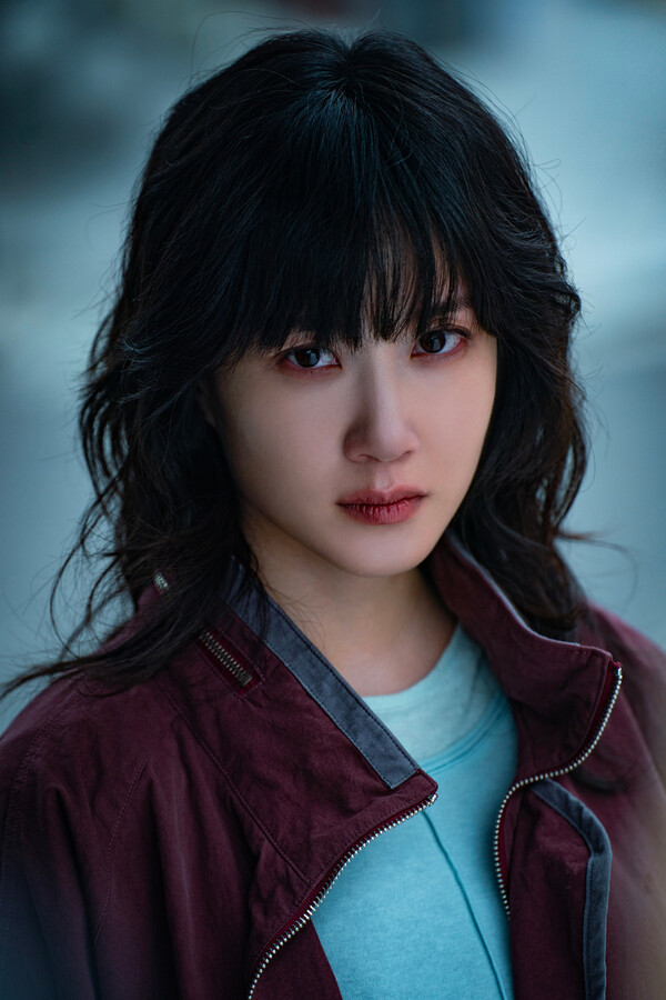 Gigisu_'s tweet photo. 採訪現場彷彿遇見善良版本的世玉🥹
Q世玉與朴恩斌過去演過的角色或她本人的善良形象完全不同的角色。是如何參與這部作品的？對於這種形象轉變有壓力嗎？
A大家評價說發現了全新的面貌，但我並不是為了擺脫形象而參與的。只是抱著沒做過的事要不要試試看的輕鬆心情，這部作品是製作方主動找上我的。他們說在想到世玉這個角色時就聯想到我，覺得很有趣。像主角是醫生，既能救人也能殺人這樣強烈的角色，居然會有人想到我，也讓我透過公司問了製作方為什麼是我。他們說，只有我來演，才能帶來新鮮的感覺，因為難以想像，所以特別想看我詮釋世玉。我自己也覺得劇本有趣，所以覺得值得一試，並不認為是很困難的挑戰。

Q世玉這個角色個性非常鮮明，詮釋時有遇到什麼困難嗎？
其實我在演戲時，會提前儲備好能夠順利完成表演的能量。我自己能感受到，如果在日常生活中消耗太多能量，到了真正工作的時候可能就無法發揮得很好。當我感覺到快要耗盡、情緒快要枯竭時，就會努力調整自己。因此，這部作品中雖然有很多需要演繹情感極端的場面，也有不少不容易表達的部分，但我都盡量自我調節。
反而是在和前輩對戲、互相呼應時，總能感受到新的愉悅，心想這就是多巴胺在分泌啊。但同時也會自我審查：多巴胺這麼分泌真的可以嗎？我在這種情境下產生快感真的沒問題嗎？我一直在思考這些問題，也會擔心觀眾會如何接受我的表現，所以像是在過河時不斷敲打石橋般謹慎地投入到作品中。
比較辛苦的是，後期拍攝時拍攝時間越來越不夠。當我看到劇本第八集最後楊警監被除掉、與前輩見面的那場戲時，強烈感受到這部劇就是為了呈現這一幕而一路走來。那場戲不僅能解答想傳達的訊息，也能讓人理解這兩個人的情感線。正因為有那場戲，觀眾才會覺得看這部劇是值得的，所以我也是朝著那場戲全力衝刺，想要好好表現出來，把所有力量都傾注其中。但可惜的是，當天現場情況是天都快亮了，我和世玉都在拼盡全力奮戰。雖然拍得很辛苦，但也因為如此，觀眾能夠和我們一起共鳴深刻的情感，真的非常感謝大家。

Q世玉與崔德熙(薛景求)的對立與合作，兩位演員的表現方式有討論過嗎？
A這部戲必須和前輩有很多對話。尤其第7、8集劇本出得比較晚，讓我們思考這個系列最終要傳達什麼內容。關於用什麼心情參與、要怎麼把這部作品的感覺傳達給觀眾，我和前輩討論了很多。角色關係本來就不尋常，所以我們也認同情感的流動不能太普通。同時也希望觀眾不要覺得難以親近。

Q世玉和徐助理(尹燦榮)的關係是如何詮釋的？
A我們的作品不僅對配角，連世玉的童年背景都沒有深刻交代。和其他作品不同，這部劇乾脆省略那些設定，而是用人物關係推動故事。從過去的場景可以看出，世玉在想動手術時會和徐助理交易，雖然畫面沒拍出來，但劇本裡有寫到徐室長衣服摺得很整齊。看到這點，世玉立刻判斷這個人很有用，已經在思考他的價值了。

Q你和世玉一樣有執著的地方嗎？
A 其實，我從未試圖找出自己和世玉的相似點。無論是世玉還是其他角色，我都把他們當作和自己完全不同的人，這樣我才能夠沉浸在演技當中。因為如果我心想：我好像不會這樣想，這個角色到底為什麼會這樣做呢？，我就感覺會和那個朋友(角色)變得非常疏遠。對我而言，徹底地將角色「他者化」，反而是能與他們更加親近的方法。我只是單純地，想把我所扮演的角色好好地介紹給這個世界。

Q手術場面是如何拍的？
A我救了四個人。第3集和一田女士對話時，播出的手術畫面，反正只拍到手，所以那部分是替身演員做的，剩下的部分都讓我自己來。醫院的教授還特地請假在現場指導。手術場景那天，教授就像實際手術實習一樣，告訴我該怎麼做，幸好神經外科需要非常細緻的操作，所以手部的動作不大。但是有一點我特別注意，聽說每個醫生的手術風格都不一樣。有些人非常謹慎，一步一步地整理、去除，以安全為第一；也有些人盡可能快速地進行，聽說手術風格可能因個性而異，所以既然我飾演的是天才，我就決定大膽一點，我做了很多細微的設定。

Q你認為德熙想教給世玉什麼？
A我認為老師想要促成手術死亡的固執，以一般人的心態來看可能有點難以理解。我認為這部電視劇的結局是兩人共同的勝利。也就是說，德熙認為自己從未失敗過，所以無法進入下一個階段。他可能也從未抱持過想要拯救他人的心。因為德熙和世玉兩人都是有實力的醫生，但並不是好的醫生。所以我認為他是為了讓世玉能夠控制超越實力的情感而這樣做的。所以他說哭出來看看，痛哭一場看看。這句台詞的脈絡，可能是希望世玉透過失敗來了解那種恐懼。
但是德熙那樣的固執，成功的部分真的讓我流淚了。甚至讓我跪下了。最終老師在一定程度上達成了他想要的目的，所以我覺得這是兩個人的勝利。劇本的開頭，編劇就直接寫著：韓德爾的歌劇里納爾多的詠嘆調，讓我痛哭，開始響起。他指定了第一首音樂。我曾問編劇去手術室為什麼要放這首音樂？，編劇回答說：這個故事最終會是德熙讓世玉哭泣的故事。這句話讓我深受感動。所以我想只要朝著那個方向去演繹就可以了。可惜的是，實際播出的版本中並沒有使用這首音樂。

Q世玉對大腦和手術的執著是她的動力，那你對演戲的動力是什麼？
A 我的演技原動力阿，我認為理解人類是一件很困難的。不過，當嘗試去理解人類時，總會有獲得某種領悟的瞬間。發現原來這個人是這樣的人啊的那些時刻，對我來說很有趣。所以我也把自己的角色們當作朋友看待。那些住在我心裡不同房間的角色們，總是和我一起。因為這些角色也促成了我的成長，所以我對他們有一種特別的感情。
雖然角色是由作家創作出來的，但我認為，真正去詮釋、理解這個角色並呈現給觀眾看的，是屬於演員的責任。就像世玉這個角色，也是我所遇見的世玉是這樣的，然後介紹給大家。每當這樣的介紹越來越多時，不僅是我，還有一起喜愛這個角色的人們，這一點都成為我很大的力量。

Q你認為你的演技是天賦還是努力？
A我覺得好像兩者都不是。我從來沒覺得自己有什麼天賦，但也不是那種會拼命努力的人。我認為每個人的標準都不一樣。不過，很多人覺得我很認真、非常努力地在生活，但其實我很清楚自己的懶惰。我當然也知道自己有懶散的一面，所以也不是只是在努力生活而已，我覺得有些地方大家可能有誤會。我也是在守護自己的身心健康，同時為了職業上的責任，努力表達、調整自己。而且，我確實也有想讓觀眾們覺得有趣的慾望。我也是在經歷試錯的過程中慢慢成長的。

Q那麼在成長的過程中，你偏好什麼方式呢？也有人會像德熙一樣，選擇像把小獅子推下懸崖那樣用強硬的方式來培養自己
A我偏好階梯式成長。當然，有時也會突然實力大幅提升，或是突然有所領悟的時候。但那並不是一直呈現上升曲線。所以我會一步一步地走在這條路上，回頭看時才發現原來這是階梯。即使當下看不到明顯的進步，也要為未來儲備能量，等到時機成熟，那些努力終究會成為自己的東西，所以我一直以這樣的心態等待著那個時刻。