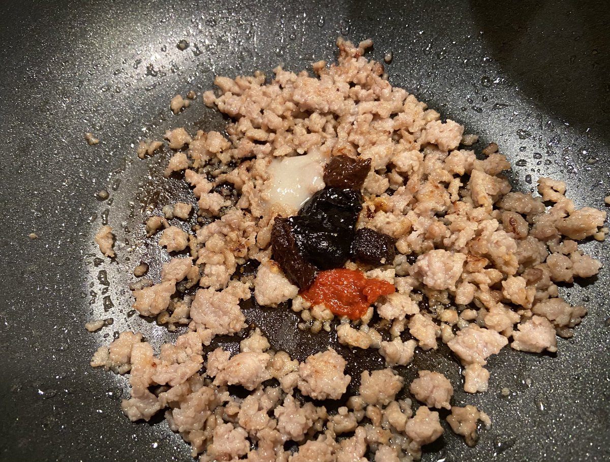 ohbuono's tweet photo. こんな時間なのですが、たまたま材料があったので。ニラが安くなったのも嬉しい。ネギの代わりにニラを使うと香りもよく合う。あと、調味したスープを先に水溶き片栗でとめ、そこに下茹でした豆腐を入れて絡めます。あえて豆腐を煮込まないほうが豆腐の旨みにメリハリつきいい🍻 https://t.co/RK0GSPpRG2